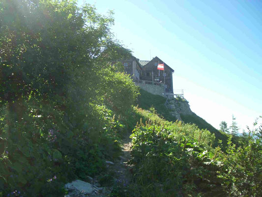 Das Purtschellerhaus - hier verläuft die Grenze zwischen Deutschland und Österreich direkt durch die Hütte