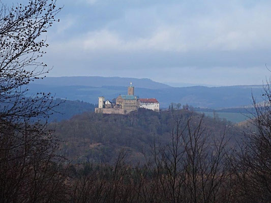 Erhaben thront die Wartburg auf einem Hügel bei Eisenach