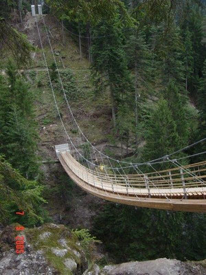 ... eine spektakuläre Hängebrücke über die Traversina-Schlucht in der Viamala