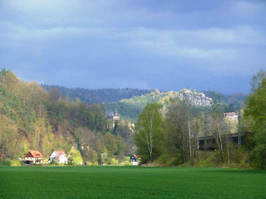 Blick in Richtung Rathen - im Hintergrund der von der Sonne beschienene Gamrig