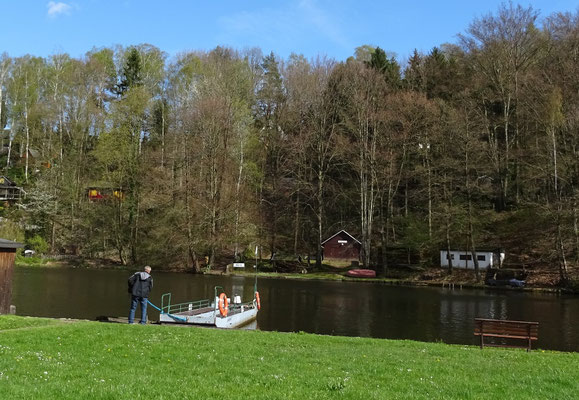 Die kleine Personenfähre zwischen Ringethal und Lauenhain