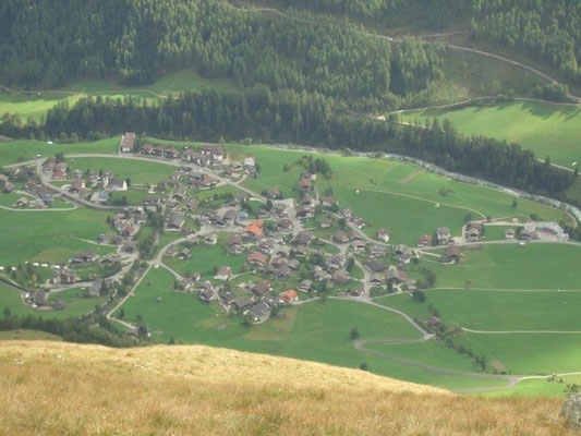 Blick vom Prägratener Höhenweg auf das etwa 1300 Meter tiefer gelegene Prägraten