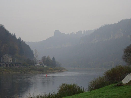 Das Elbtal ist neblig, aber der vorhergesagte Regen blieb zum Glück aus