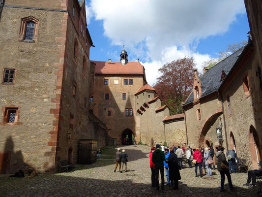 Abliegeübung im Burghof