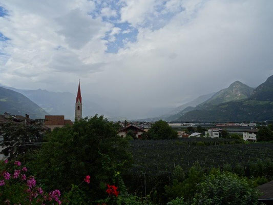 Lana empfängt uns mit Regen