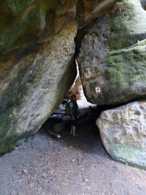 Der Wanderweg führt direkt durch die Götzingerhöhle hindurch