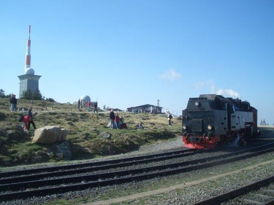 1899 fuhr der erste Zug der Brockenbahn hinauf zum 1125 Meter hoch gelegenen Bahnhof Brocken. 