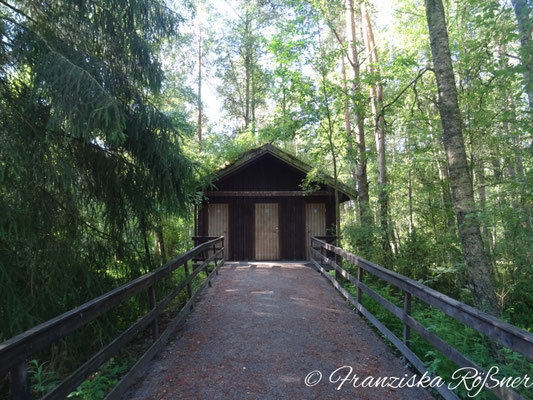 Saubere Toiletten mitten im Wald