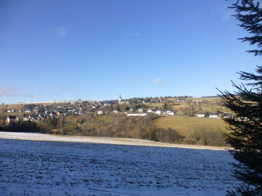 Malerisch liegt die kleine Bergstadt Jöhstadt auf dem sonnigen Hang