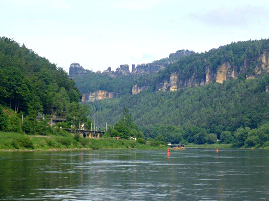 Mächtig erheben sich die Felsen der Schrammsteine über dem Elbtal