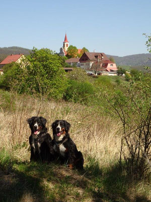 Vreni und Selma vor dem Dubitzer Kirchlein