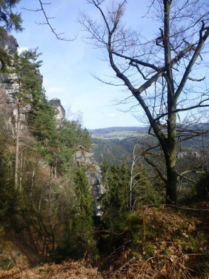 Die obere Affensteinpromenade in der Frühlingssonne
