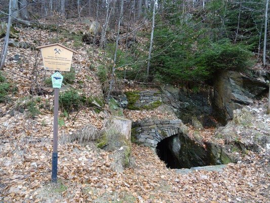 Immer wieder stößt man hier auf Relikte aus der Bergbauzeit.