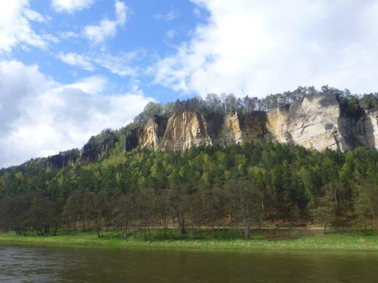 Blick auf die weißen Sandsteinwände der ehemaligen Steinbrüche