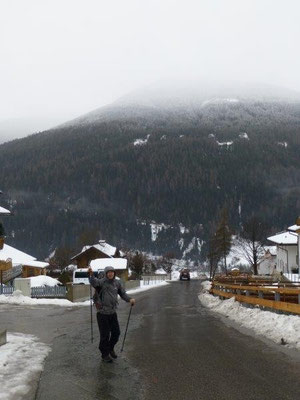Start zur Schneeschuhwanderung auf die Wetterkreuzhütte - bei 5 Grad und Regen