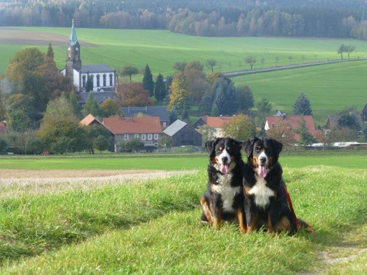 Gusti und Vreni auf den Wiesen bei Rosenthal