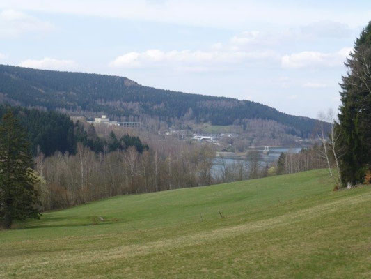 Blick zum Pumpspeicherwerk, im Hintergrund auf dem Hügel das Oberbecken