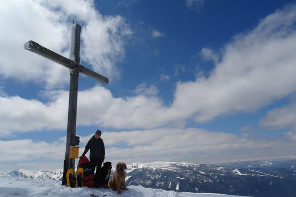 Vreni, Nepomuk und ich am Gipfelkreuz der Frauenalpe