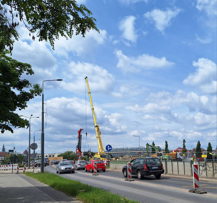 Riesige Baustelle, eine wichtige Brücke über die Wartha wird neu gebaut