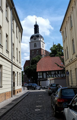 Gasse in der Altstadt, Blick auf die St. Gotthardt-Kirche