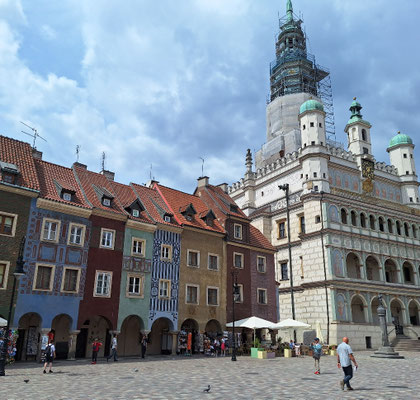 Neben dem Rathaus alte Kaufmannshäuser