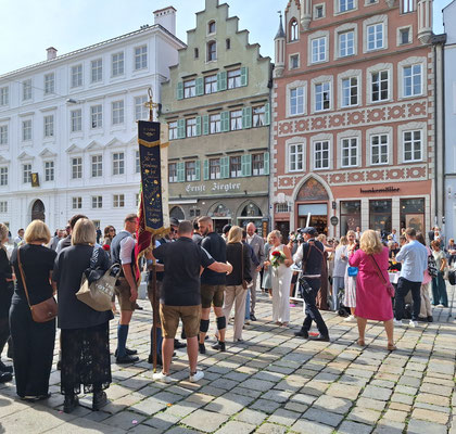 Hochzeit, viele junge Gäste in Tracht