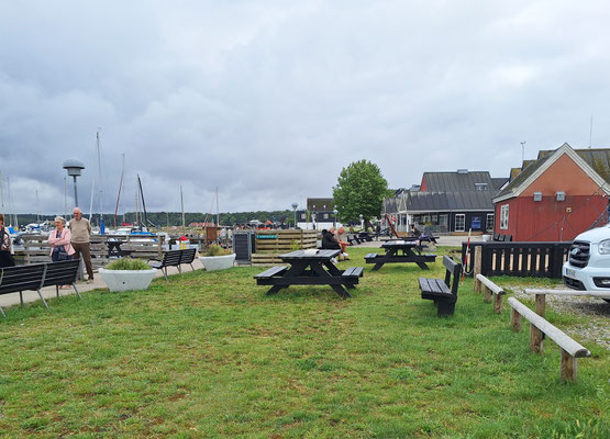Tische und Bänke mit Blick auf die Boote