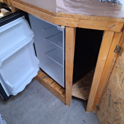 Kühlschrank und kleiner Stauraum mit Tür