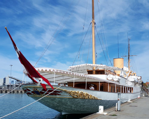 die königliche Yacht Dannebrog liegt im Hafen