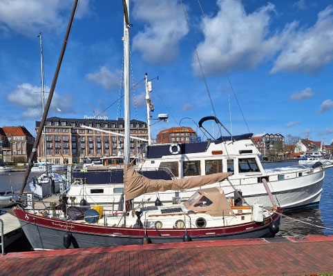 Yachten vor dem WoMo-Stellplatz