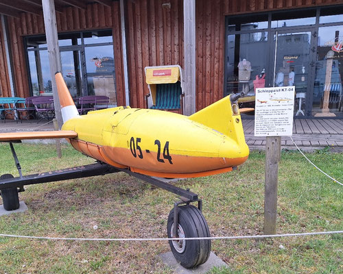 NVA Mini-Flugzeug für Schießübungen