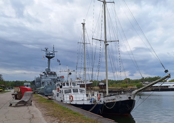 Oldtimer im Hafen inkl. NVA Kriegsschiff