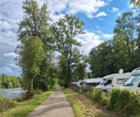 Uferweg und Campingplatz