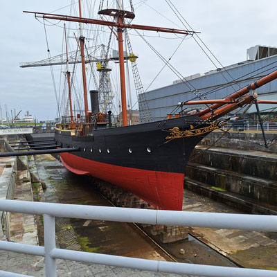 sehr altes Trockendock mit Museumsschiff