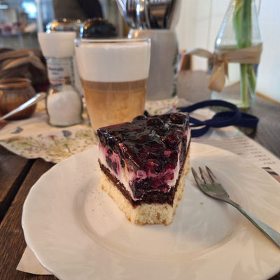 Leckerer Blaubeerkuchen und Latte Macciato