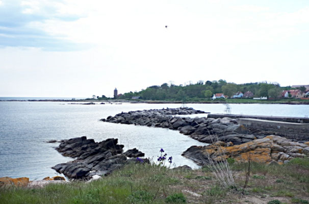 am Felsenstrand, im Hintergrund der Leuchtturm