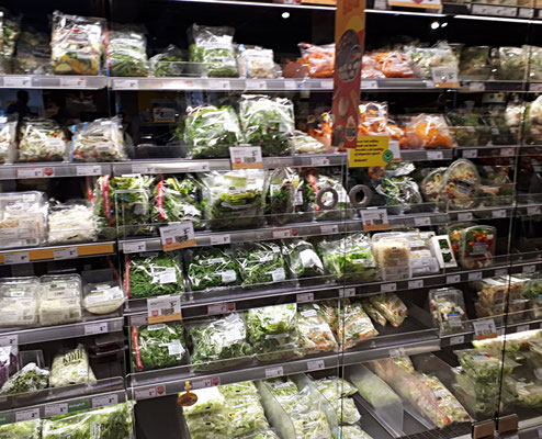 Eindruck aus einem Supermarkt. In allen Variationen geschnittenes Gemüse. Alles sehr frisch! Nachteil: viel Plastik :-(