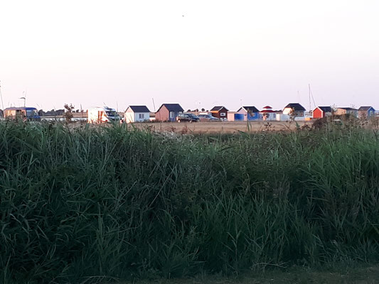 Blick vom Campingplatz auf die Strandhäuser