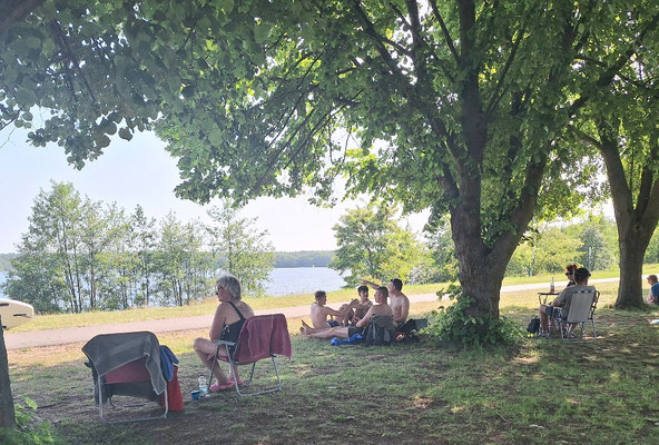 Schön im Schatten unter Bäumen, Campingstuhl wird mitgebracht