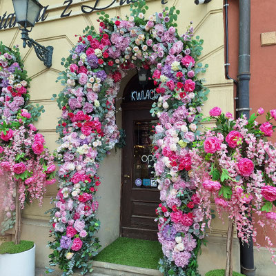 Künstliche Blumenhirlanden als Schmuck vor vielen Restaurants