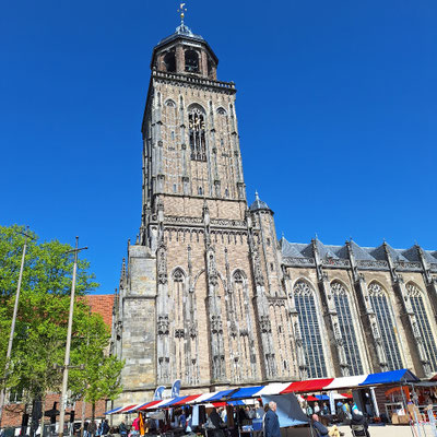 St. Lebuinuskerk, Am großen Kirchhof