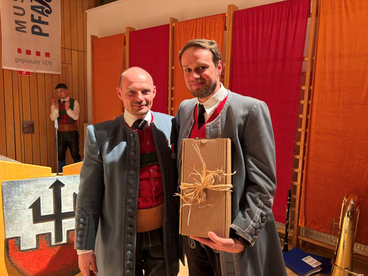 Obmann Hannes Siebert mit Kapellmeister Benedikt Eller