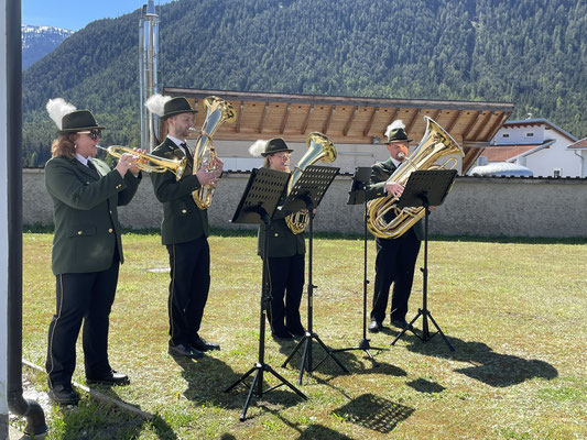 Lisi, Benjamin, Franziska und Hannes spielen zum letzten Geleit