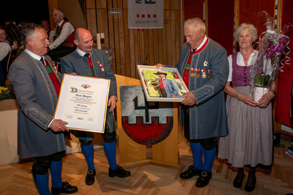 Ehrenobmann Reiter Martin, Obmann Siebert Hannes und 60 Jahre MK Paul Hagele mit Edith