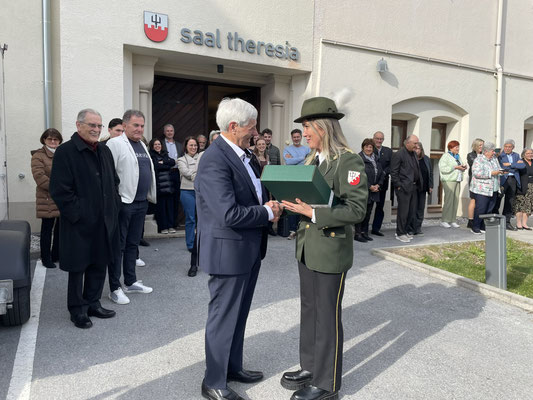Obmannstellvertreterin Sara Brötz überreicht das Geburtstagsgeschenk