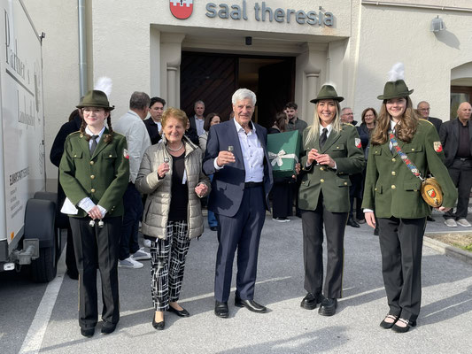 Ehrenmitglied Mair Roland mit Resi und unseren feschen Mädels Theresa, Sarah und Miriam