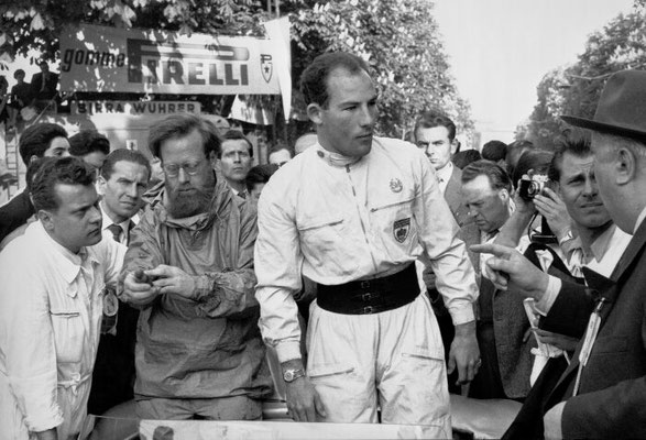 Mille Miglia 1955 in Italien vom 30. April bis 1. Mai 1955: Stirling Moss gewinnt das legendäre Straßenrennen mit seinem Beifahrer Denis Jenkinson auf Mercedes-Benz Rennsportwagen 300 SLR (W 196 S) in der besten je erzielten Zeit.