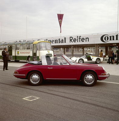 Am Hockenheimring: Porsche Typ 911 2,0 Targa, Mj. 1967