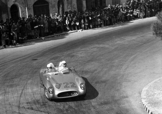 Mille Miglia 1955 in Italien vom 30. April bis 1. Mai 1955: Stirling Moss gewinnt das legendäre Straßenrennen mit seinem Beifahrer Denis Jenkinson auf Mercedes-Benz Rennsportwagen 300 SLR (W 196 S) in der besten je erzielten Zeit.