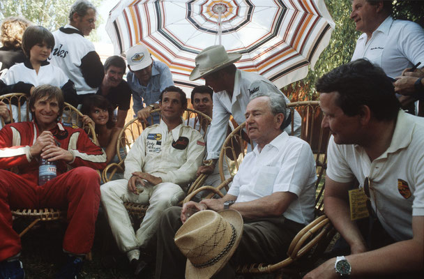 1981 Le Mans, v.l.: Derek Bell, Jacky Ickx, Ferry Porsche, Dr. Wolfgang Porsche.
